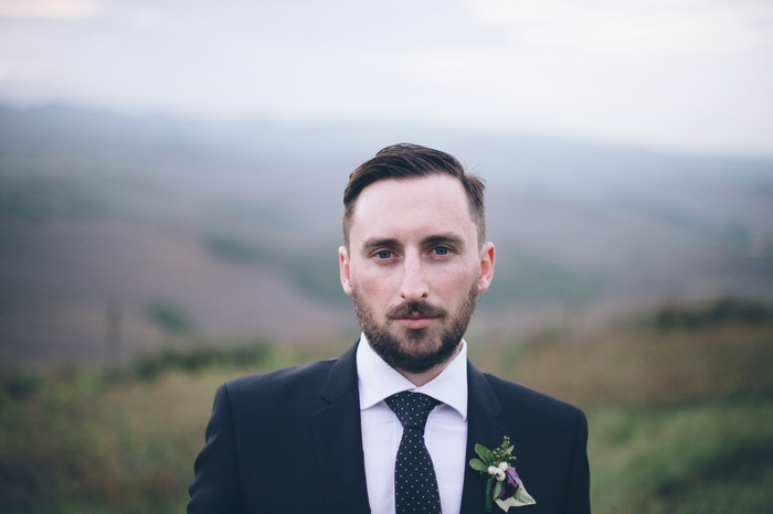 groom portrait in Tuscany