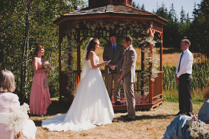 bride reading her vows