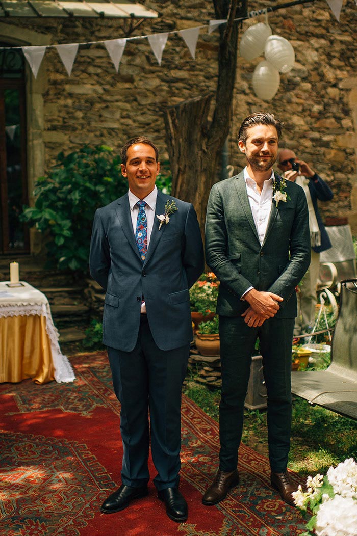 groom waiting at the altar