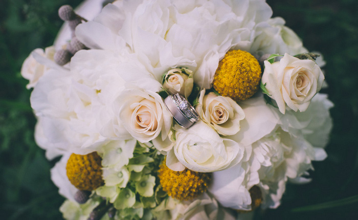 wedding rings in wedding bouquet