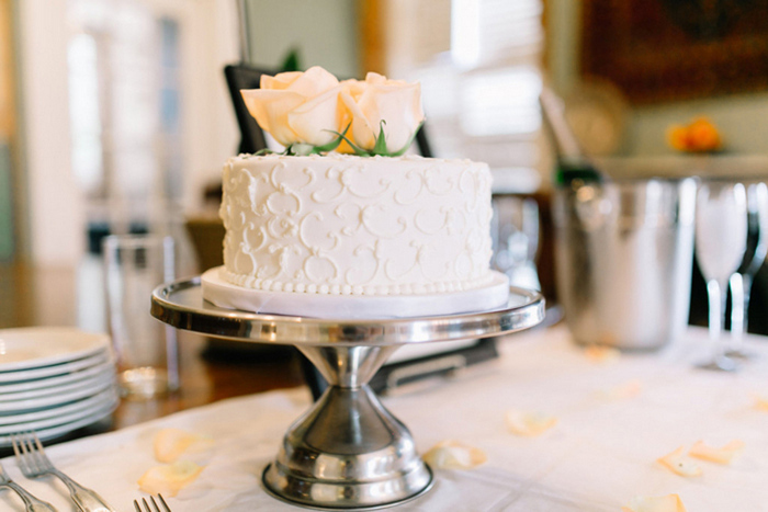 single tier wedding cake with fresh roses