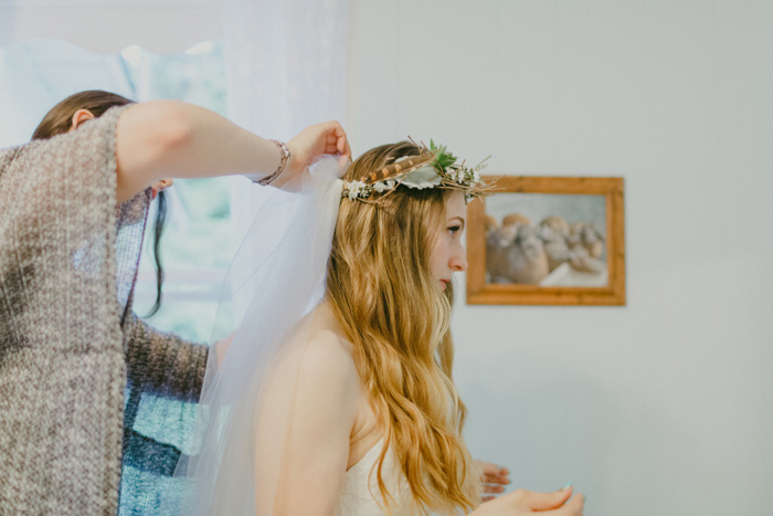 bride getting her veil put on