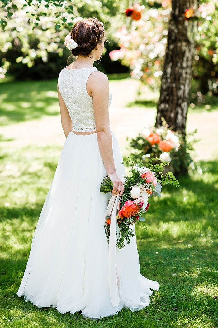 portrait of the bride from the back