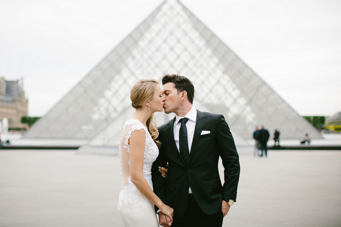 brigand groom kissing in front of the louvre