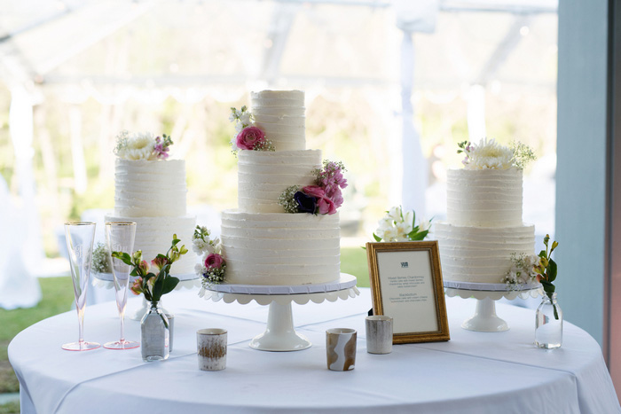 wedding cake table