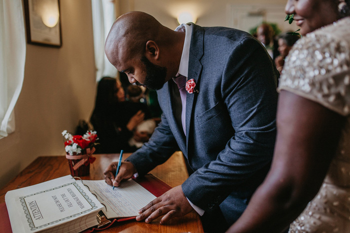 groom signing he marriage certificate