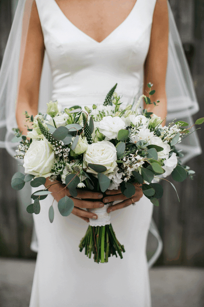 minimalist bridal bouquet 